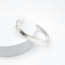 Load image into Gallery viewer, Engravable Solid Bangle 7mm